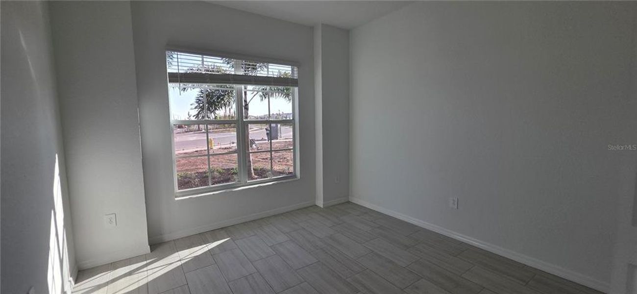 Spacious, unfurnished interior of a new home in Calusa Country Club, Lakewood Ranch (Image 12).