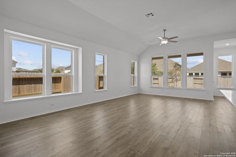 Spacious, unfurnished interior of a new home in Stillwater Ranch 45', San Antonio (Image 18).