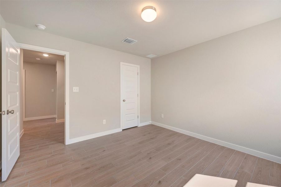 Spacious, unfurnished interior of a new home in Willow Springs, Buda (Image 12).
