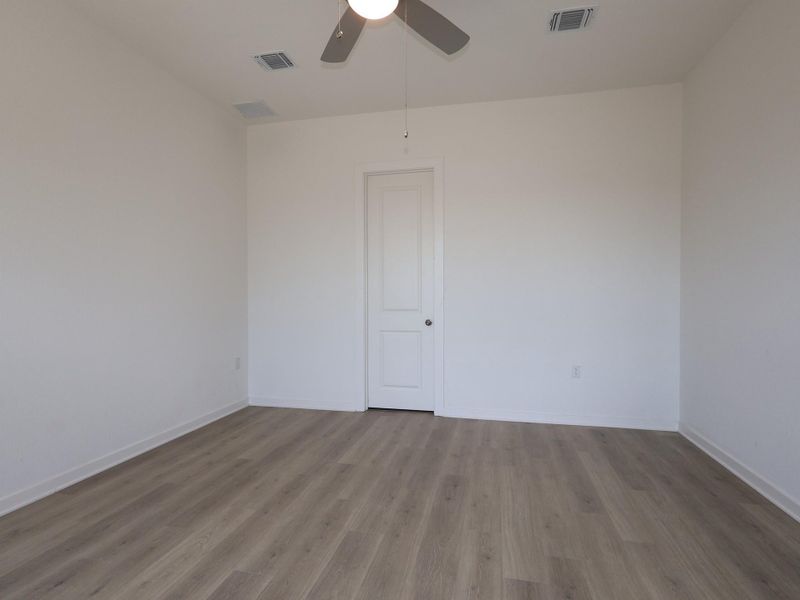 Spacious, unfurnished interior of a new home in Colony at Cole Springs, Buda (Image 9).