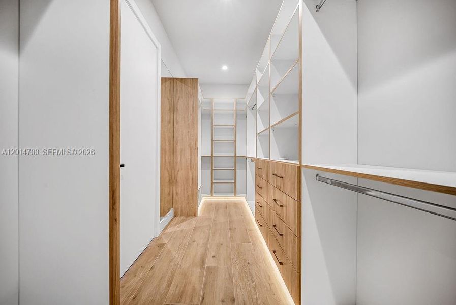 Spacious, unfurnished interior of a new home in , Fort Lauderdale (Image 81).
