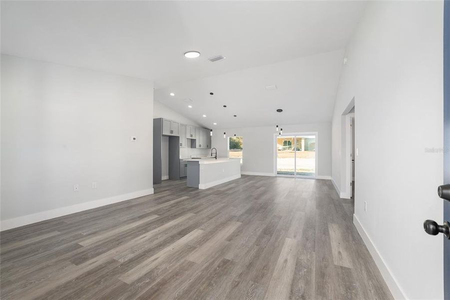 Spacious, unfurnished interior of a new home in , Dunnellon (Image 26).