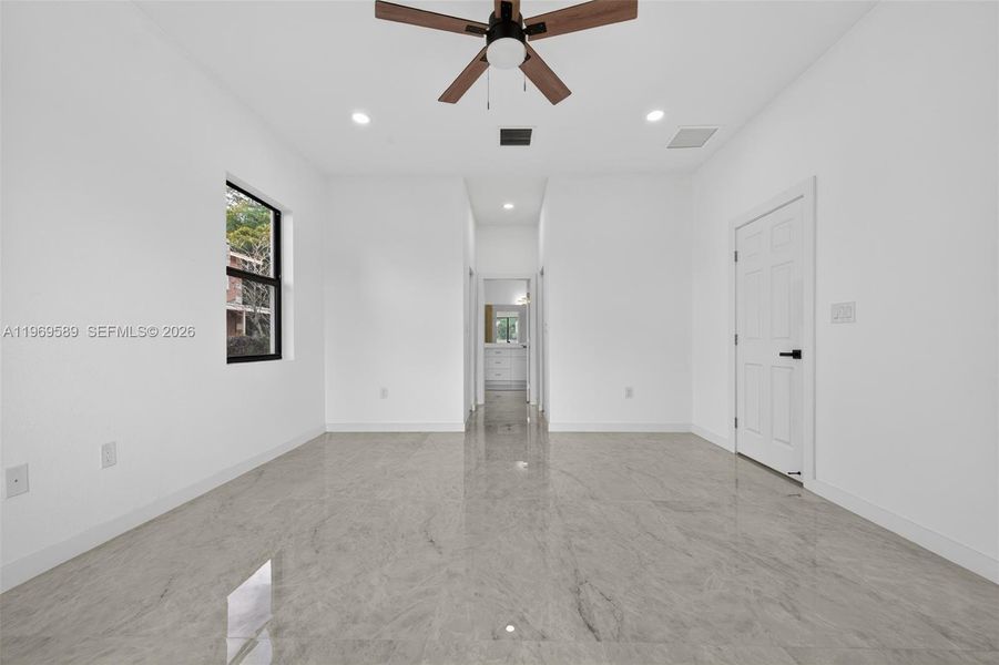 Spacious, unfurnished interior of a new home in , Fort Lauderdale (Image 22).