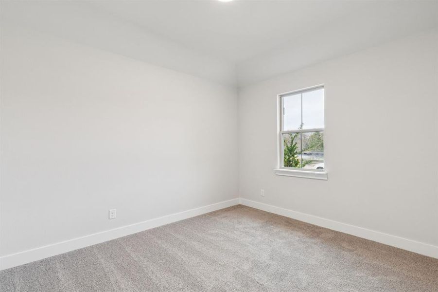 Spacious, unfurnished interior of a new home in Dove Hollow, Waxahachie (Image 23).