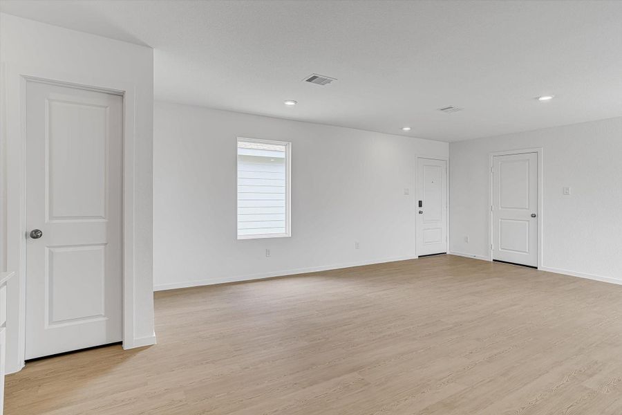 Spacious, unfurnished interior of a new home in Santa Fe Village, Cleveland (Image 34).