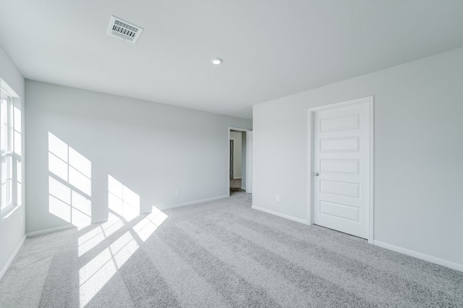 Spacious, unfurnished interior of a new home in Canal Walk, Roanoke Rapids (Image 28).