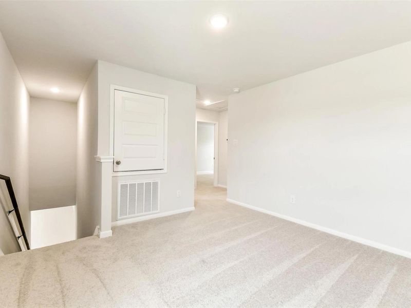 Spacious, unfurnished interior of a new home in Caney Creek Place, Conroe (Image 28).