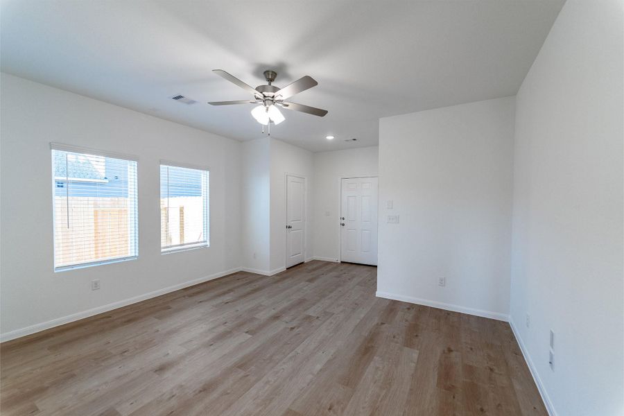 Spacious, unfurnished interior of a new home in Caney Mills, Conroe (Image 14).