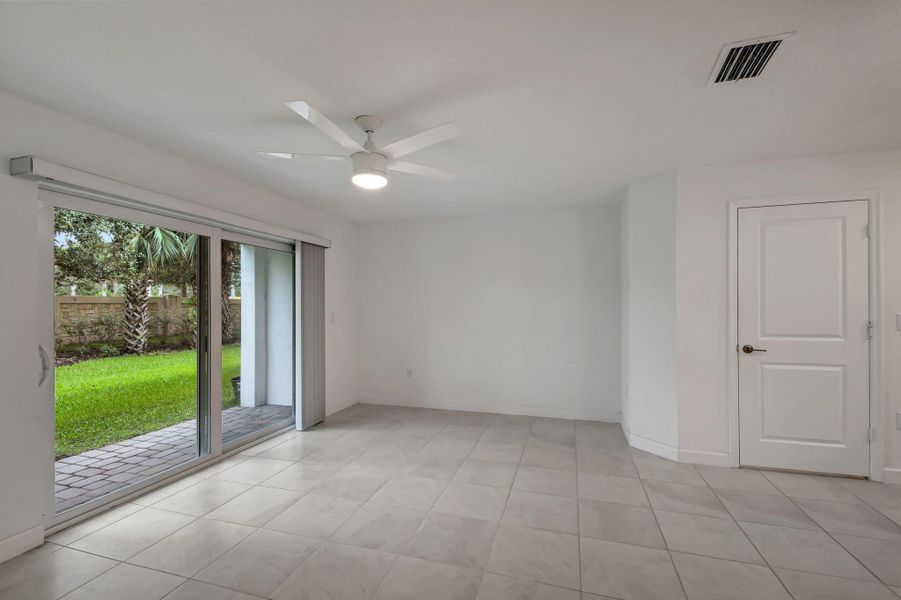 Spacious, unfurnished interior of a new home in , Lake Worth (Image 12).