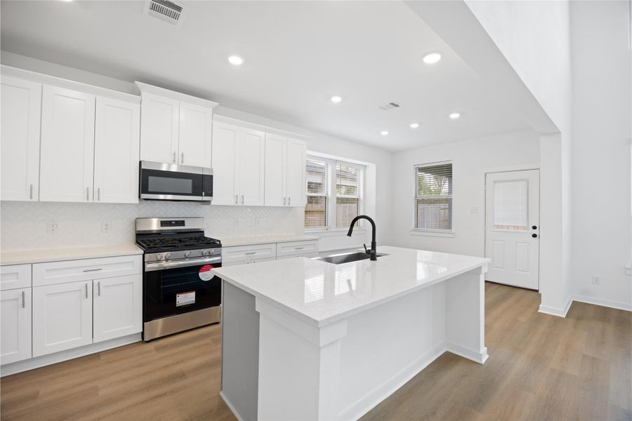 Furnished interior view inside a new home in Kendall Lakes, Alvin (Image 10).