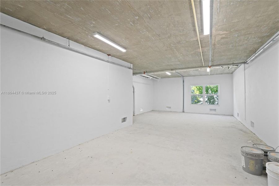 Spacious, unfurnished interior of a new home in , Islamorada, Village of Islands (Image 20).