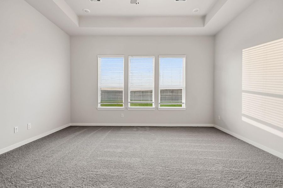 Spacious, unfurnished interior of a new home in Sunterra Lakes, Brookshire (Image 14).
