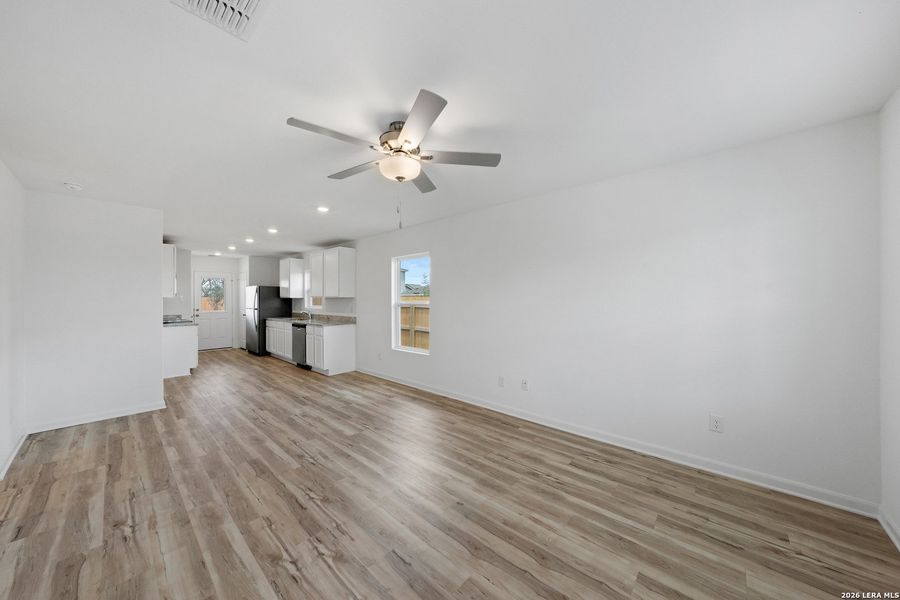 Spacious, unfurnished interior of a new home in Blue Wing, San Antonio (Image 12).