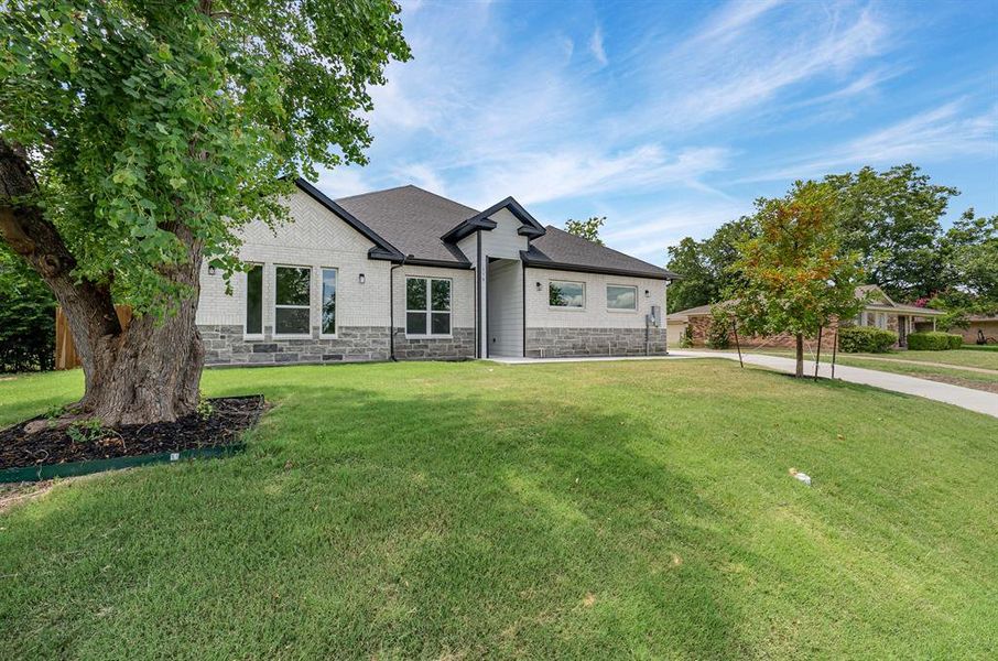 Front exterior of a new home in , DeSoto, TX, highlighting curb appeal (Image 20). Front exterior of a new home in , DeSoto, TX, highlighting curb appeal (Image 20).