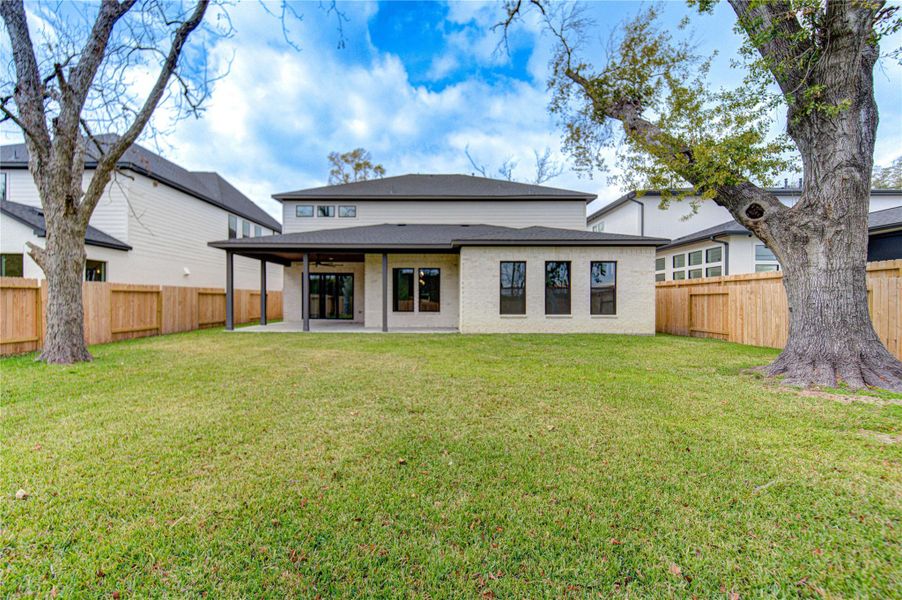 Exterior details and patio area of a home in Westview Terrace, Houston (Image 25).