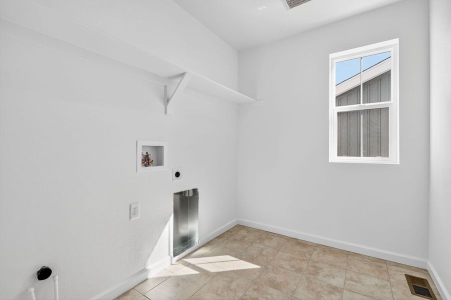 Spacious, unfurnished interior of a new home in Macanta, Castle Rock (Image 24).