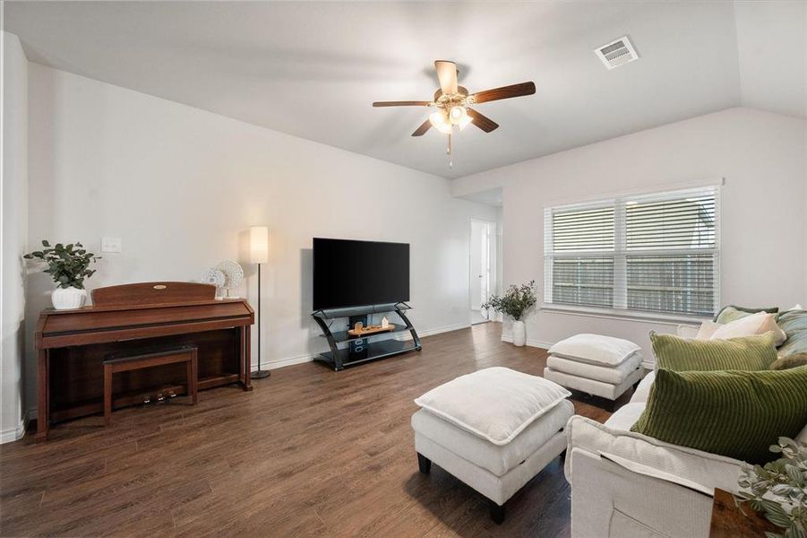 Furnished interior view inside a new home in Deer Creek, Fort Worth (Image 13).