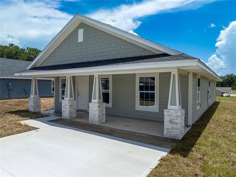 Exterior details and patio area of a home in Rolling Hills, Bell (Image 3).