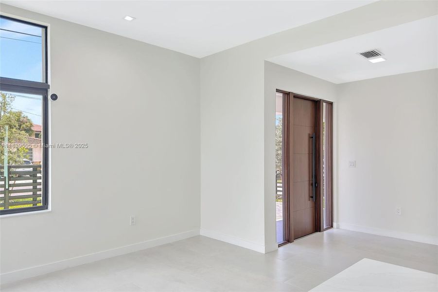 Spacious, unfurnished interior of a new home in , Miami (Image 14).