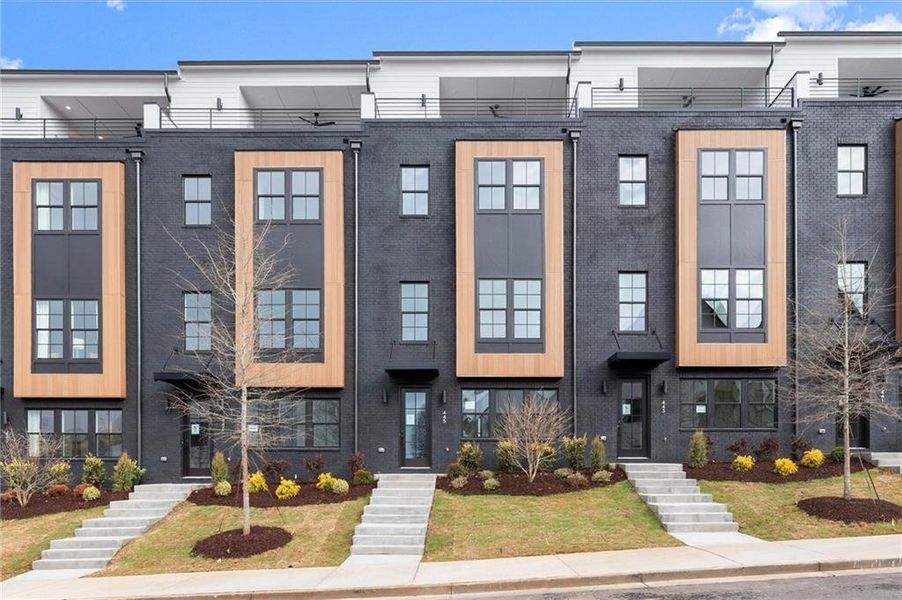 Condo located in Alpharetta, GA showcasing its design and architecture (Image 4).