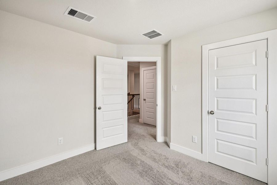Spacious, unfurnished interior of a new home in Alicante, Houston (Image 16).
