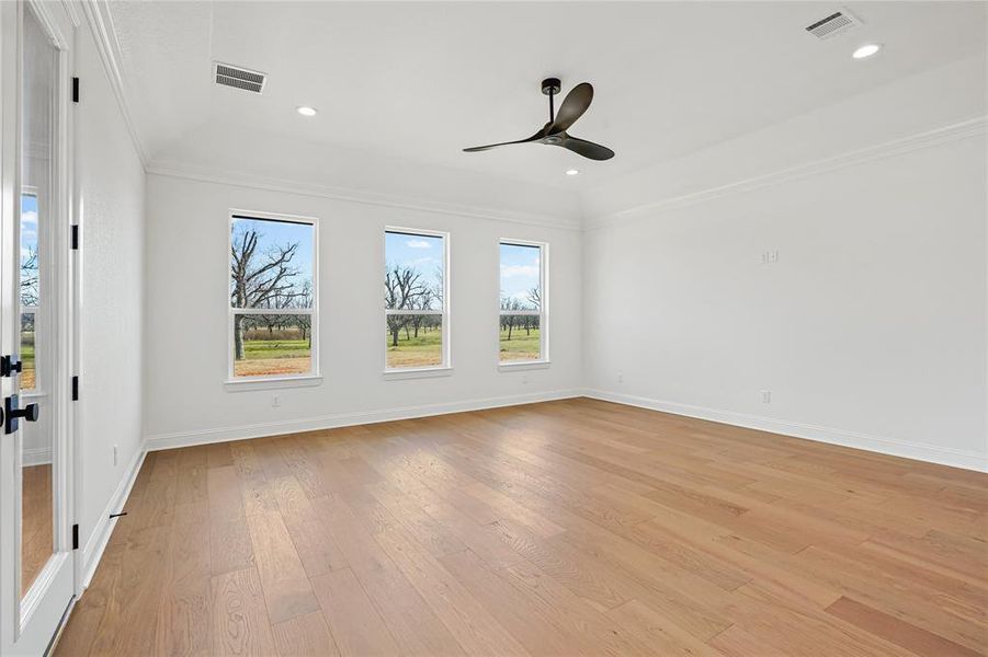 Spacious, unfurnished interior of a new home in Pecan Plantation, Granbury (Image 35).