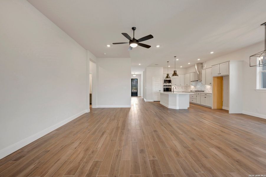 Spacious, unfurnished interior of a new home in Davis Ranch 50', San Antonio (Image 33).