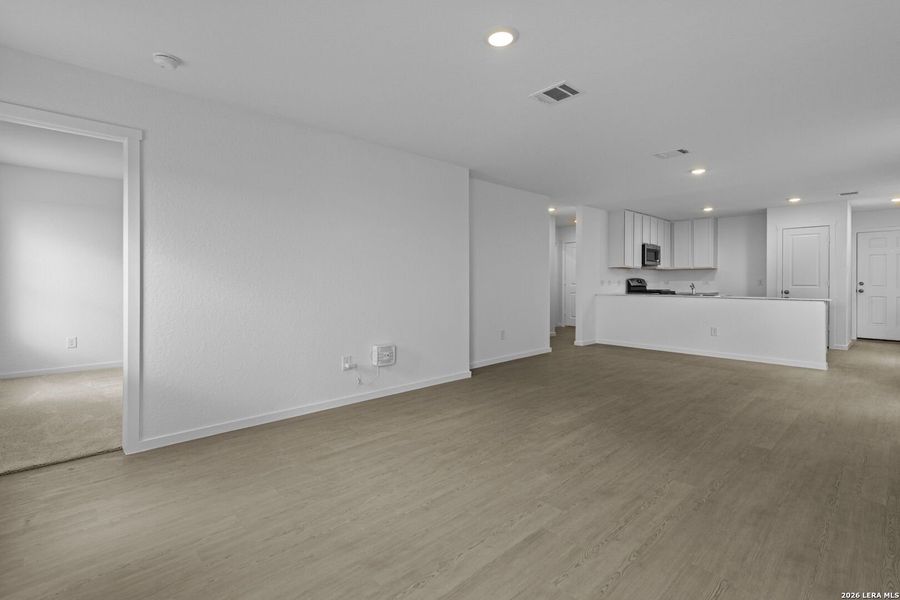 Spacious, unfurnished interior of a new home in Spring Grove, St. Hedwig (Image 17).