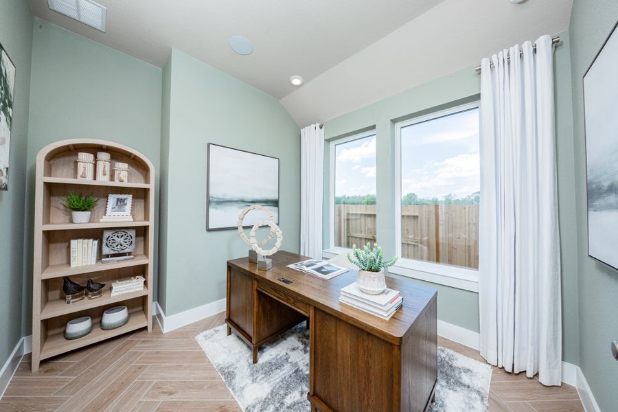 Representative furnished interior of a home built from the Cambridge by Beazer Homes in Ellwood, Iowa Colony (Image 10).