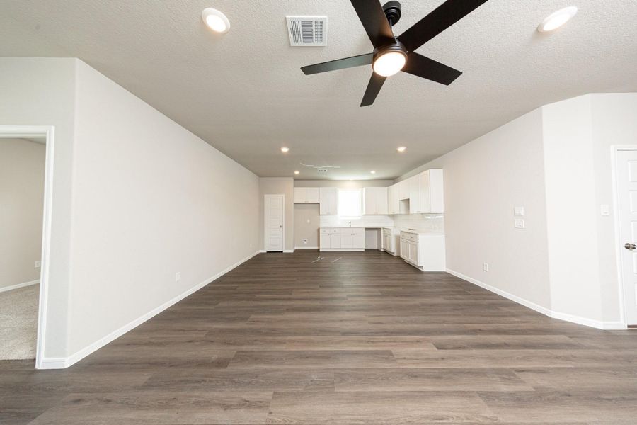 Spacious, unfurnished interior of a new home in Bammel Oaks, Houston (Image 13).