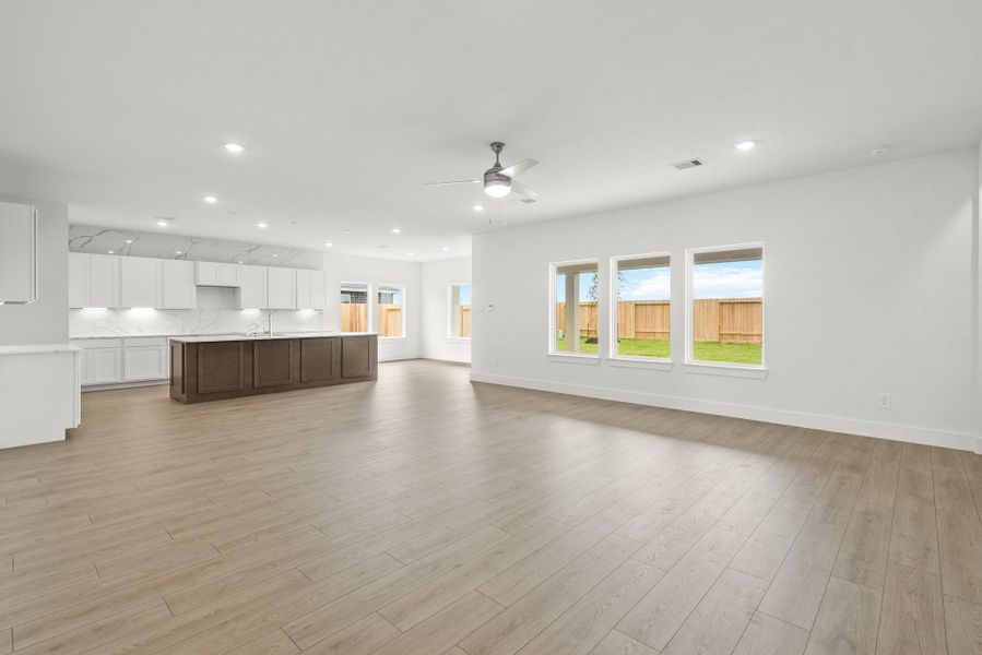 Spacious, unfurnished interior of a new home in Riverside Estates, Baytown (Image 11).