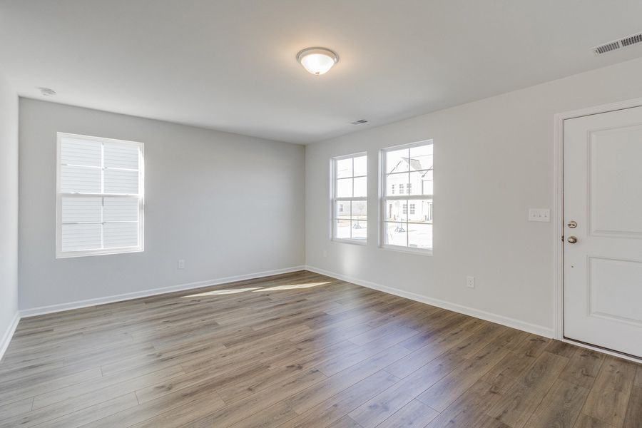 Spacious, unfurnished interior of a new home in Astoria, Columbia (Image 14).