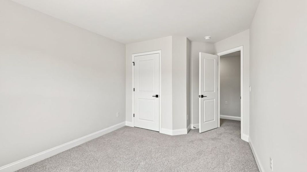 Spacious, unfurnished interior of a new home in Shadowood, Seneca (Image 29).