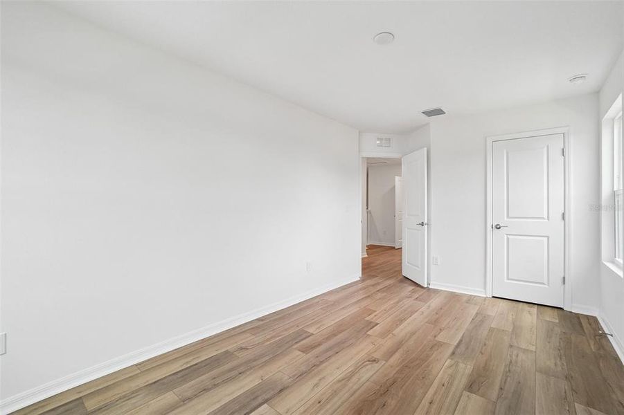 Spacious, unfurnished interior of a new home in Twin Oaks, Zephyrhills (Image 23).