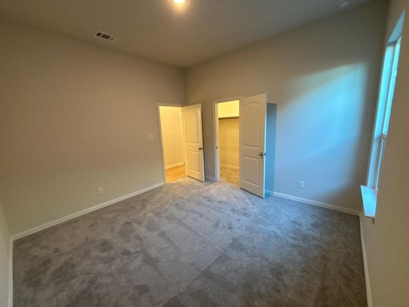 Spacious, unfurnished interior of a new home in Waterford Park, Weatherford (Image 12).