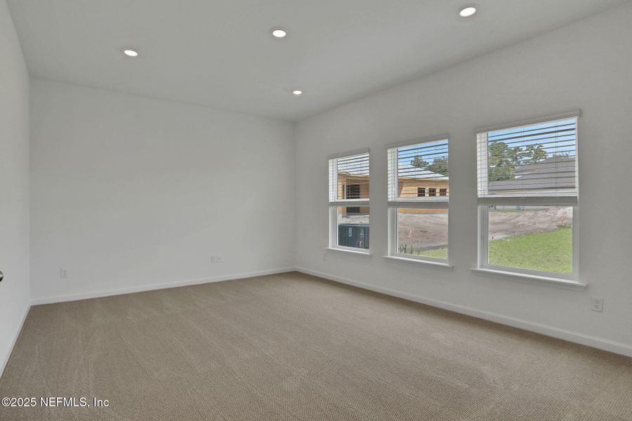 Spacious, unfurnished interior of a new home in Jennings Farm, Middleburg (Image 33).