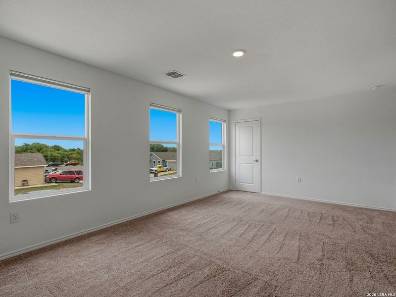 Spacious, unfurnished interior of a new home in Mission del Lago, San Antonio (Image 18).