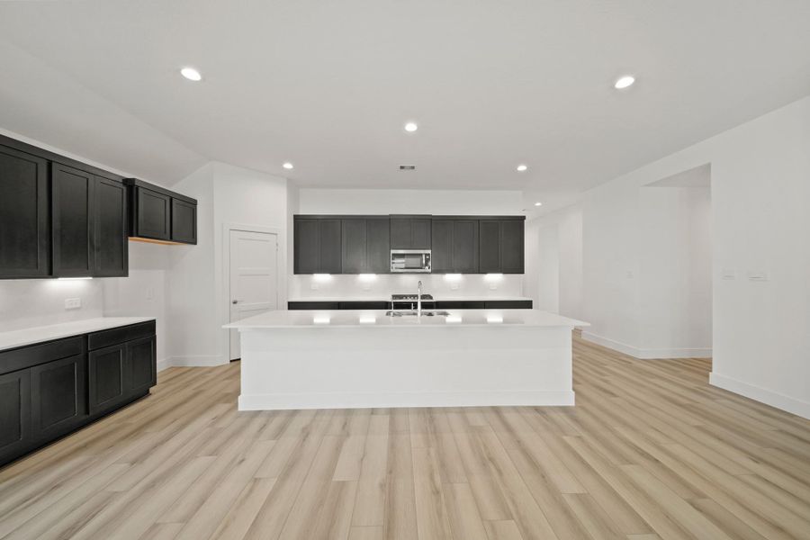 Photos are representation only.