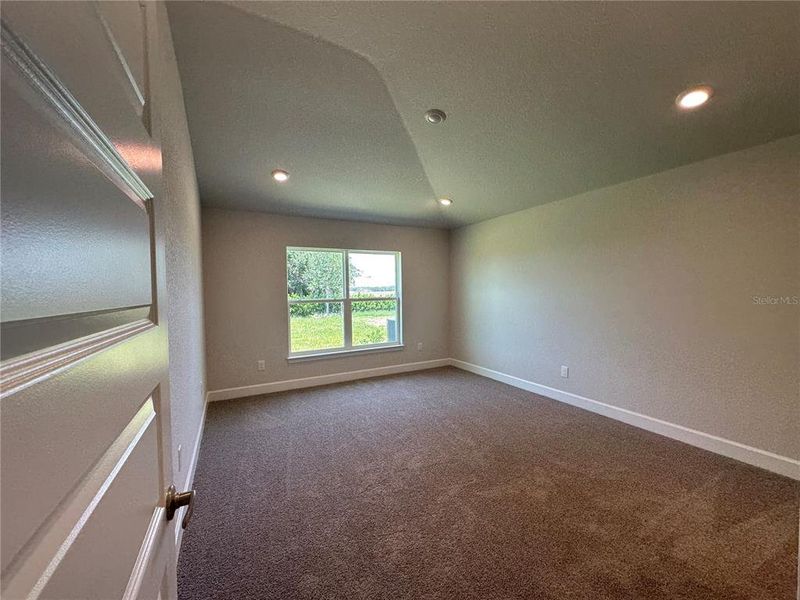 Spacious, unfurnished interior of a new home in , Oxford (Image 6).