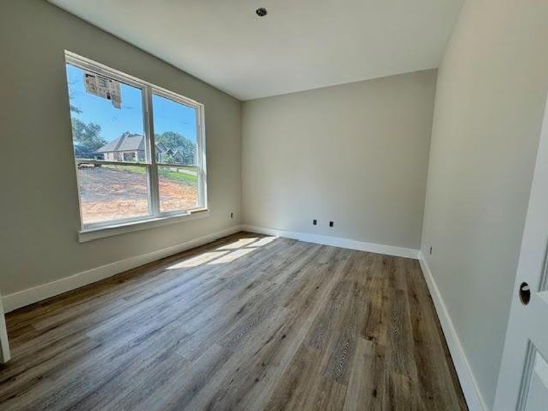 Spacious, unfurnished interior of a new home in , Mineola (Image 29).