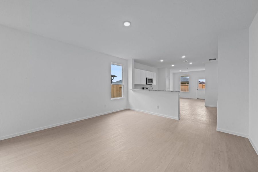 Spacious, unfurnished interior of a new home in Montgomery Bend, Montgomery (Image 9).