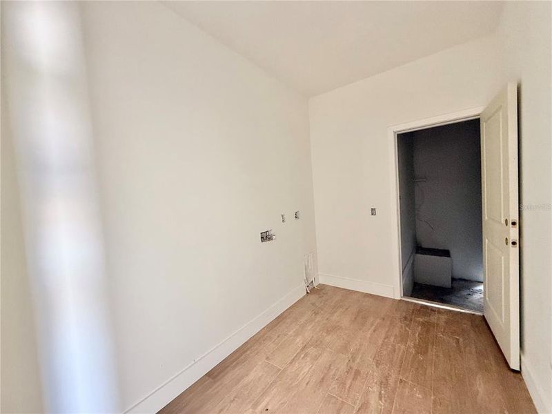 Spacious, unfurnished interior of a new home in , Port Charlotte (Image 10).