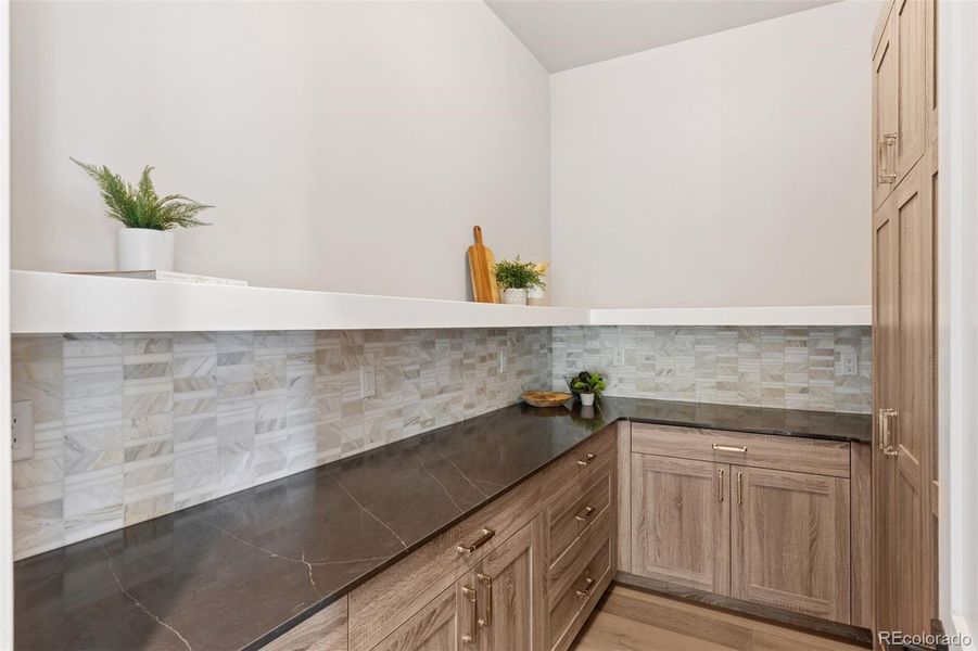 Photos are of a similar unit. Photos are of a similar unit.