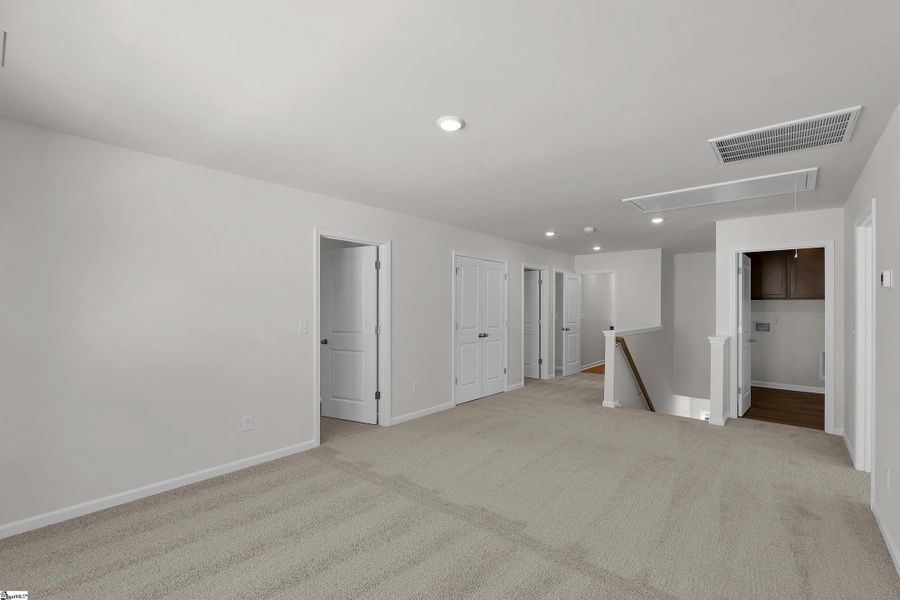 Spacious, unfurnished interior of a new home in Lynbrook, Boiling Springs (Image 24).