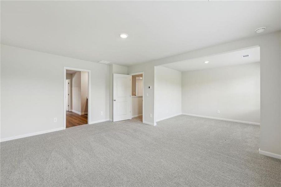 Spacious, unfurnished interior of a new home in Ivey Township, Dallas (Image 19).