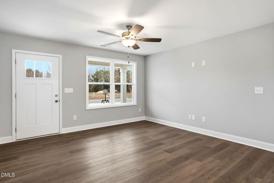 11-web-or-mls-244 Rae St-19