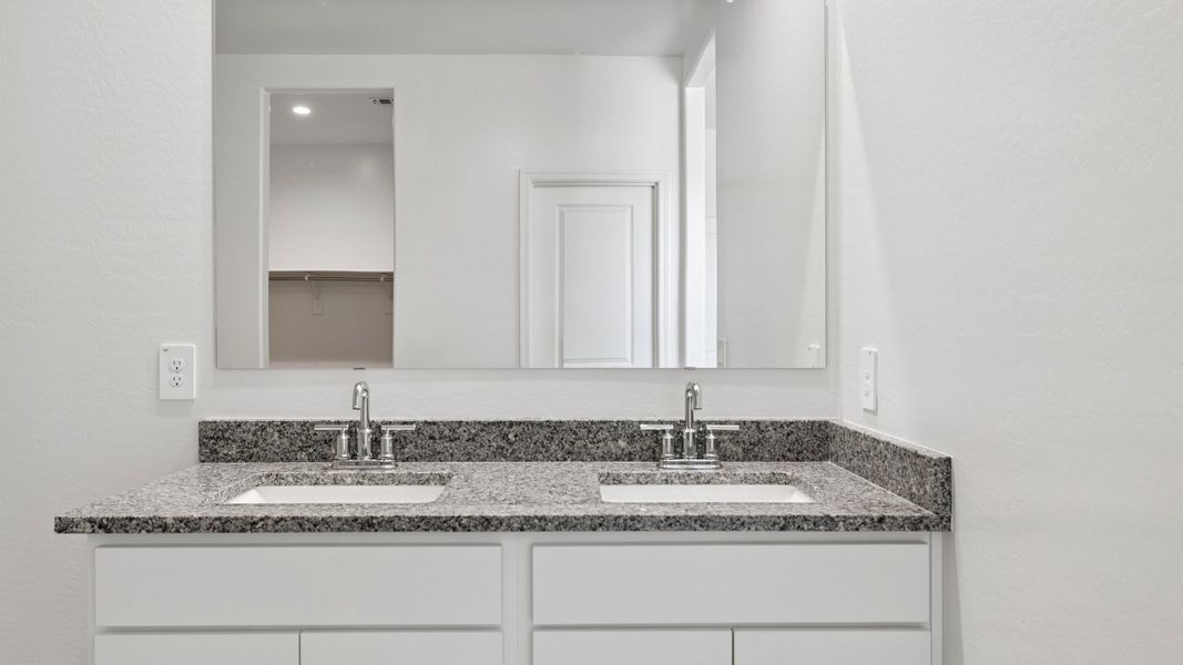 Representative interior finishes for a home built from the Lakeway by D.R. Horton in Heartland Ranch, Coolidge (Image 12).