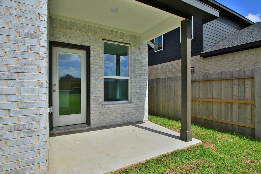Exterior details and patio area of a home in Cypress Green, Tomball (Image 4).