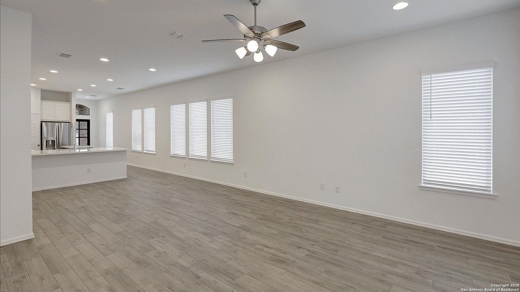 Spacious, unfurnished interior of a new home in Ladera 40', San Antonio (Image 17).