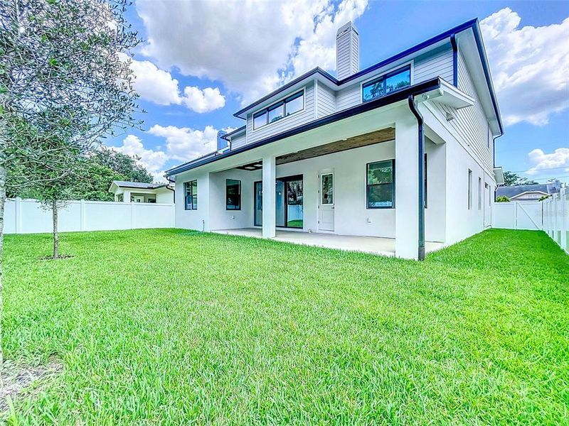Exterior details and patio area of a home in , Tampa (Image 4).